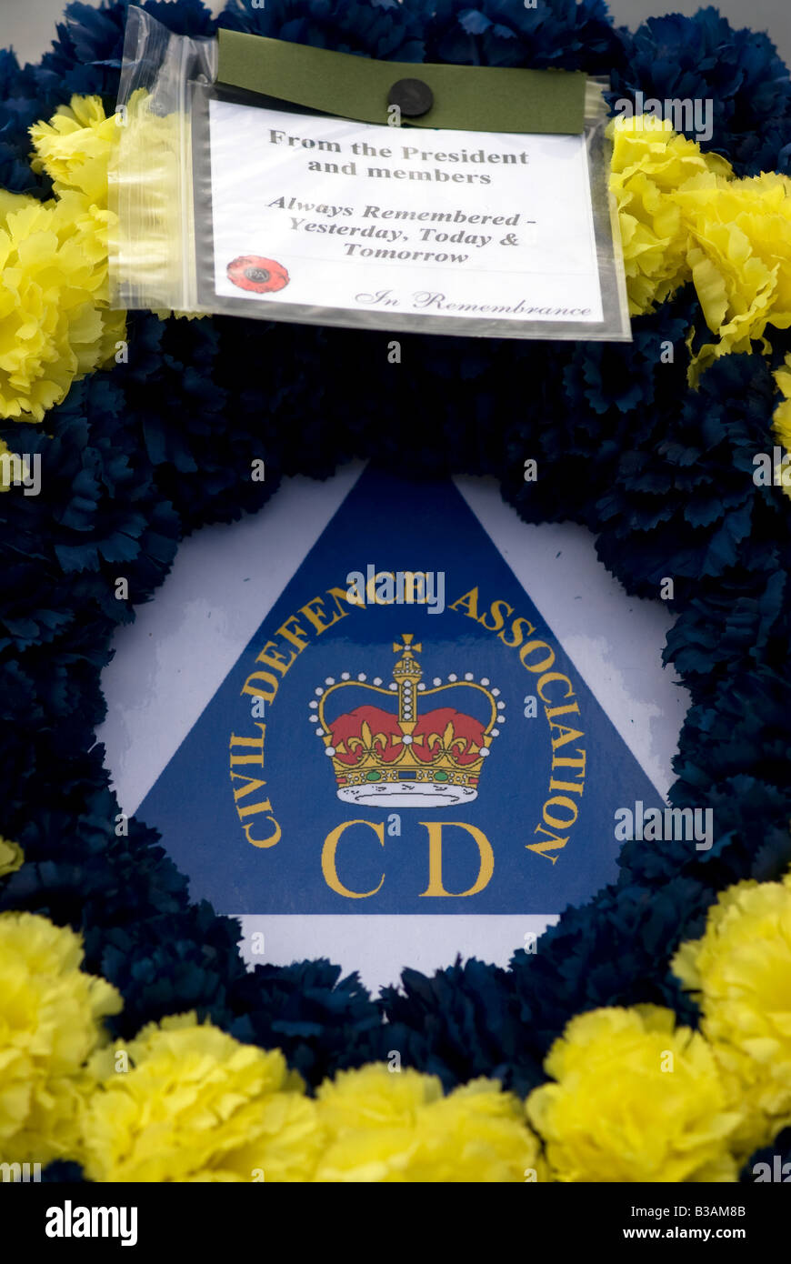 Cerimonia al graveside a svelare una lapide in memoria del vigile del fuoco Frederick Davies 1913 1945 morto in linea del dazio Foto Stock