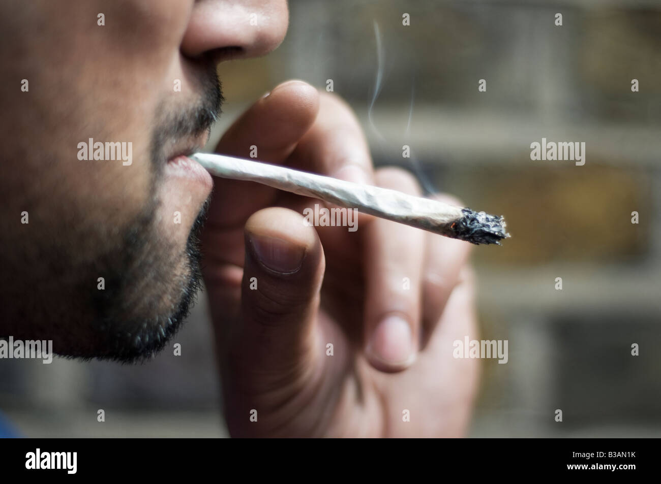 Regno Unito, Inghilterra, Londra, Close up uomo fumare cannabis Foto Stock