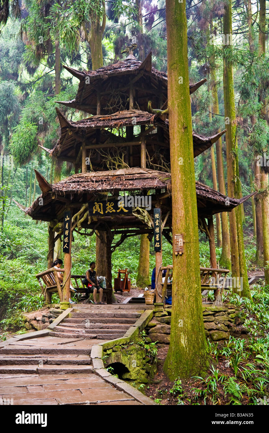 Ornati rifugio di legname in forma di una pagoda sul sentiero fino Qingcheng Shan Chengdu nella provincia del Sichuan in Cina JMH3291 Foto Stock