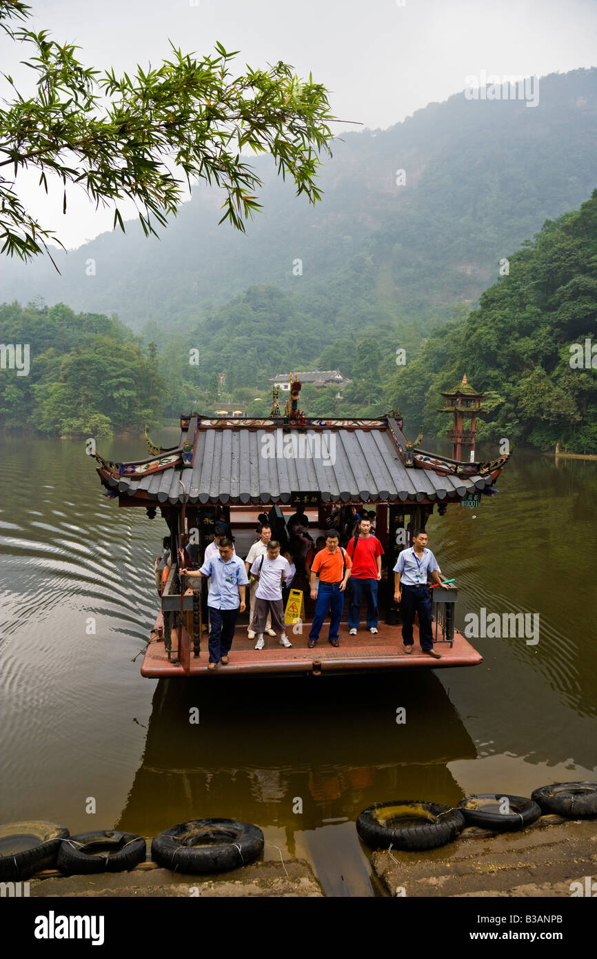 Traghetto sul Yuechang Hu Luna Lago di parete in corrispondenza di Qingcheng Shan Chengdu nella provincia del Sichuan in Cina JMH3293 Foto Stock