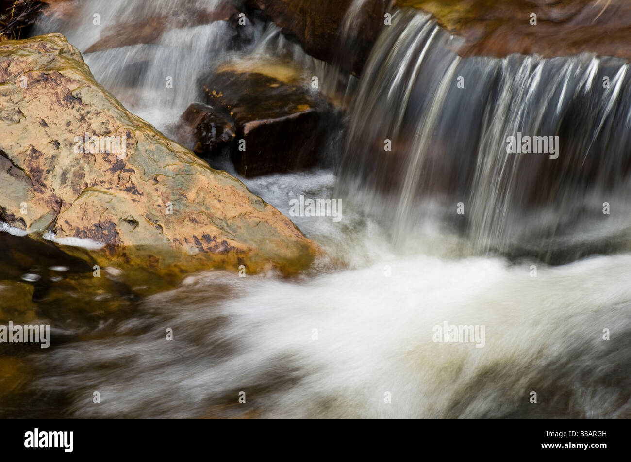 Stream cascading su roccia Foto Stock