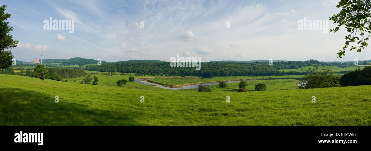 Fiume Severn meandri e loop in prati nelle vicinanze del Leighton Ironbridge su una soleggiata giornata d'estate Shropshire England Regno Unito GB Foto Stock