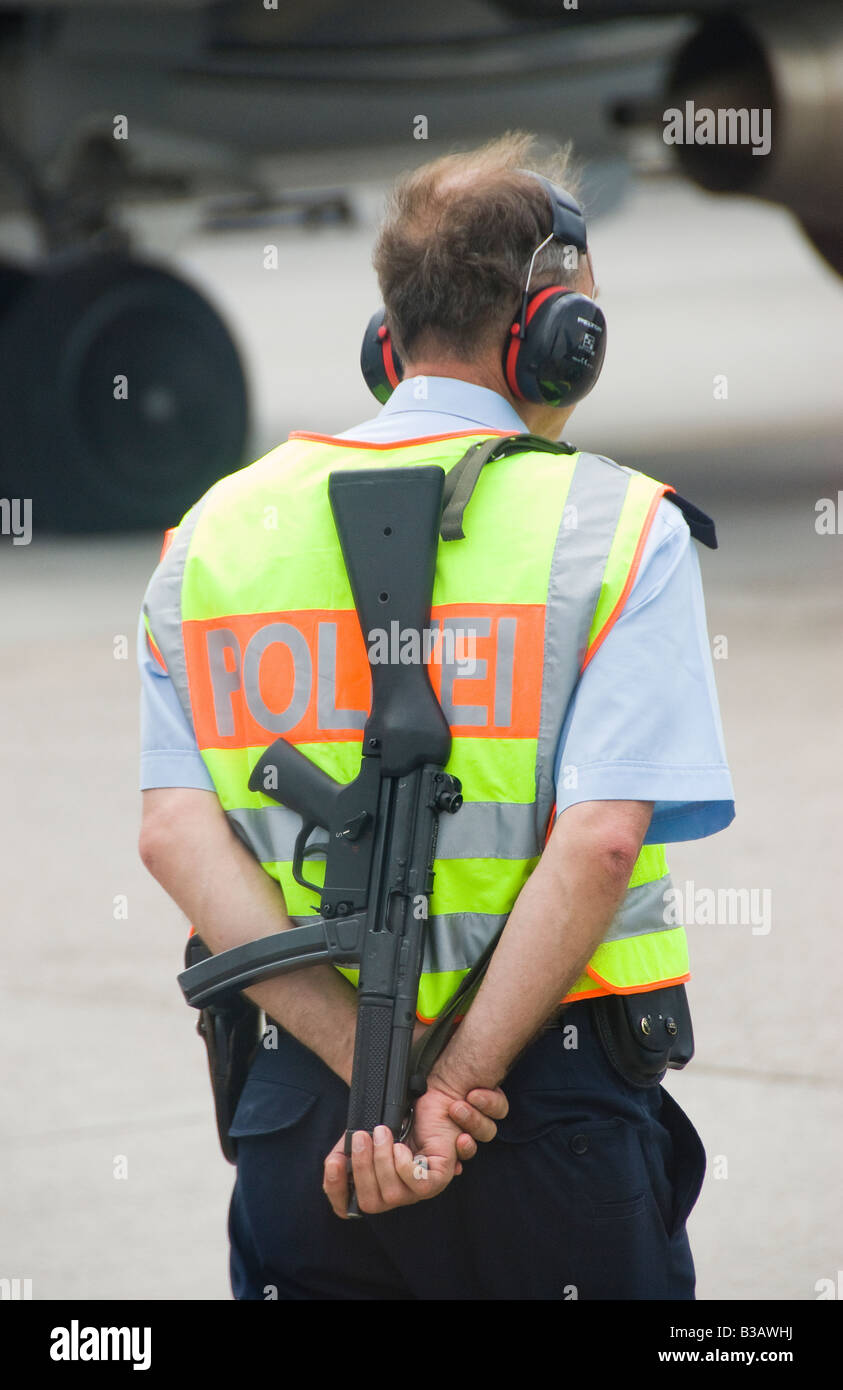 Di polizia di sicurezza in un aeroporto in Germania Foto Stock