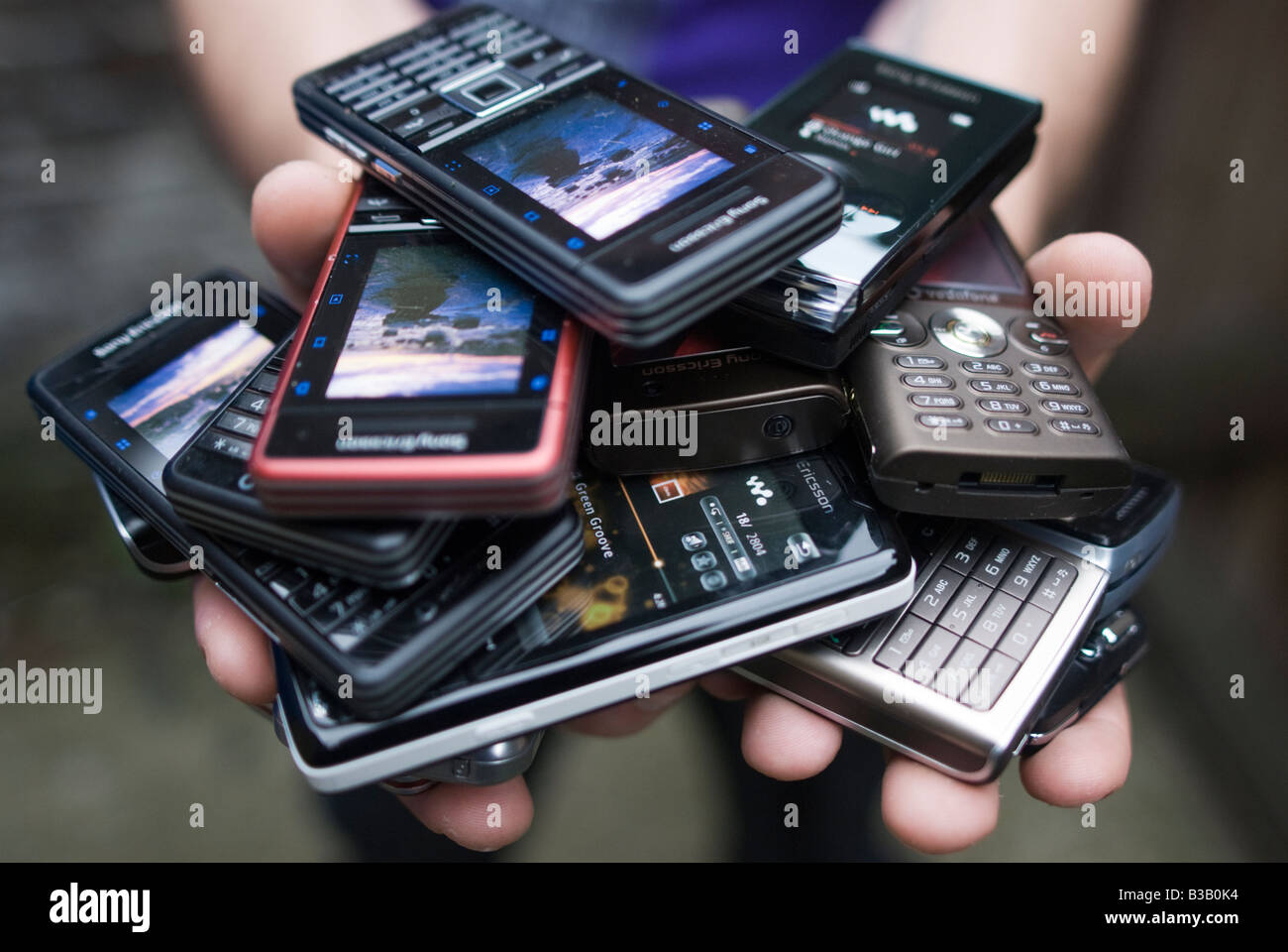 Pile di vecchi telefoni cellulari obsoleti Foto Stock