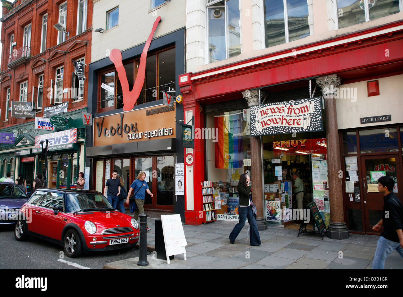 Luglio 2008 - persone che camminano giù Bold strada famosa per i suoi caffè e negozi della via principale Liverpool England Regno Unito Foto Stock