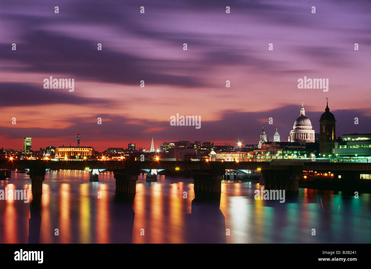 St Pauls Cathedral e il fiume Tamigi all'imbrunire, London, England, Regno Unito Foto Stock