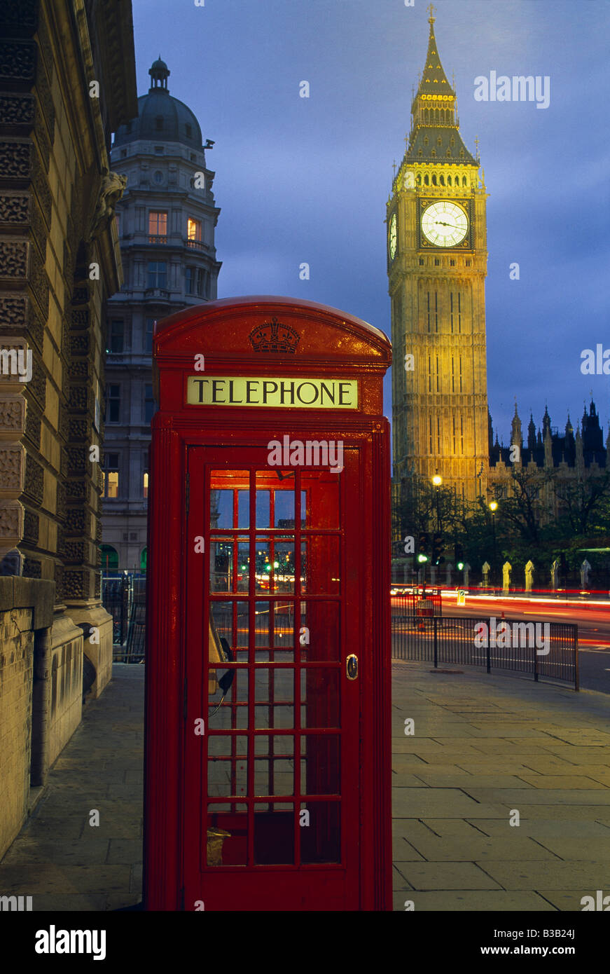 Una cabina telefonica in piazza del Parlamento con il Big Ben e il Palazzo di Westminster al crepuscolo, London, England, Regno Unito Foto Stock