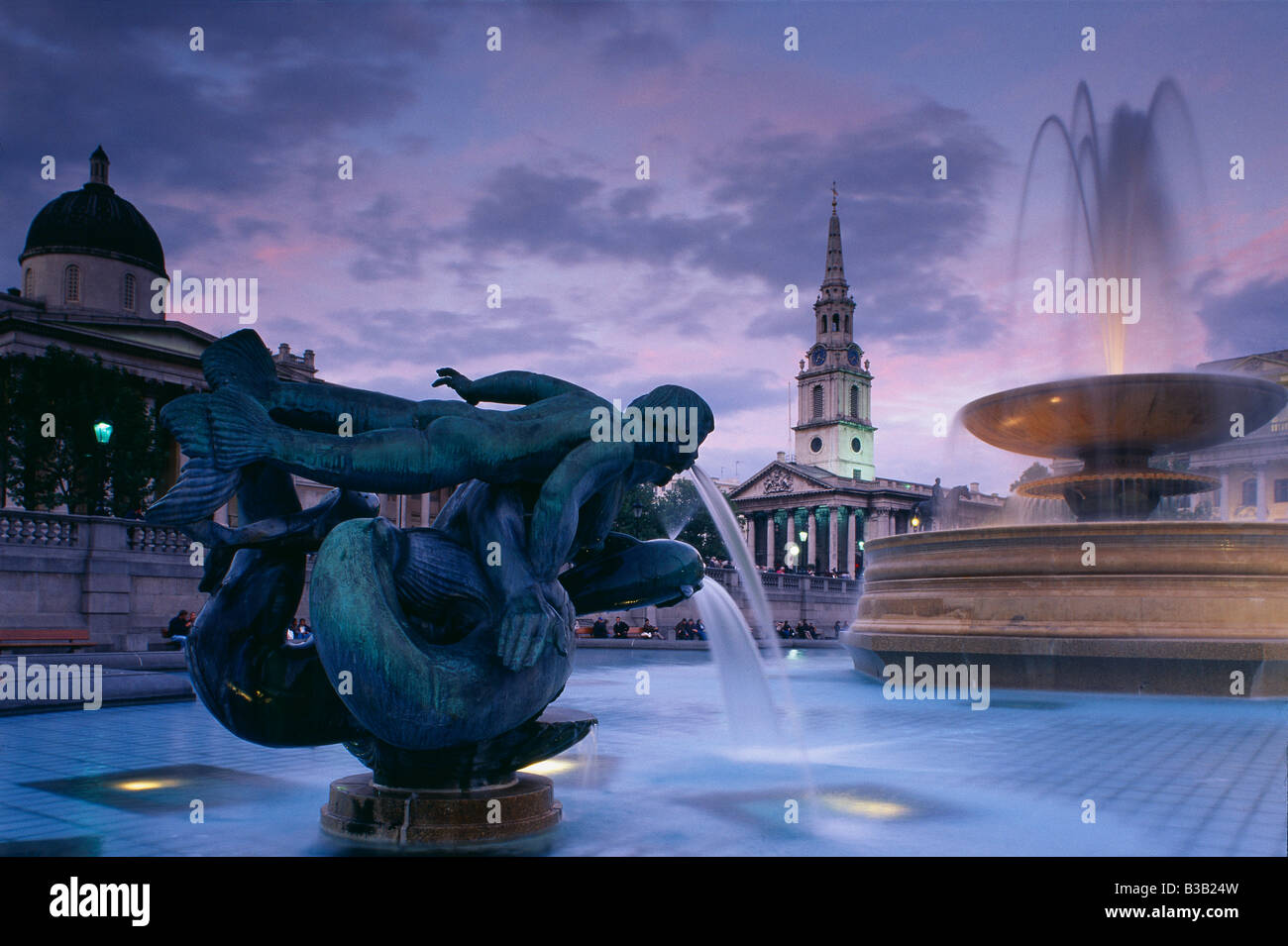 Trafalgar Square con St Martins nei campi e la Galleria Nazionale al tramonto, nel West End di Londra, Inghilterra, Regno Unito Foto Stock