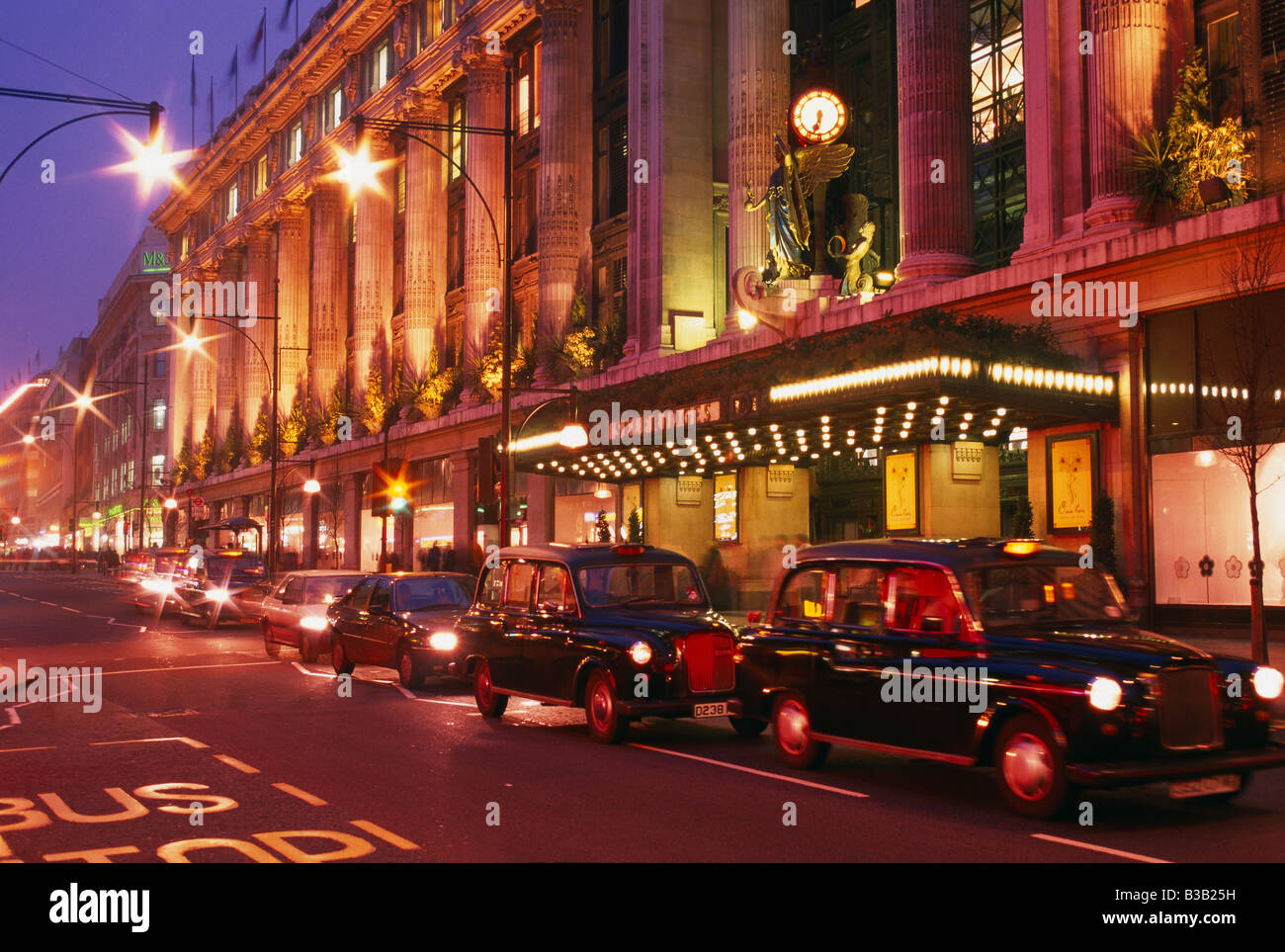 Oxford Street e Selfridges di notte con i taxi di Londra, West End di Londra, Inghilterra, Regno Unito Foto Stock