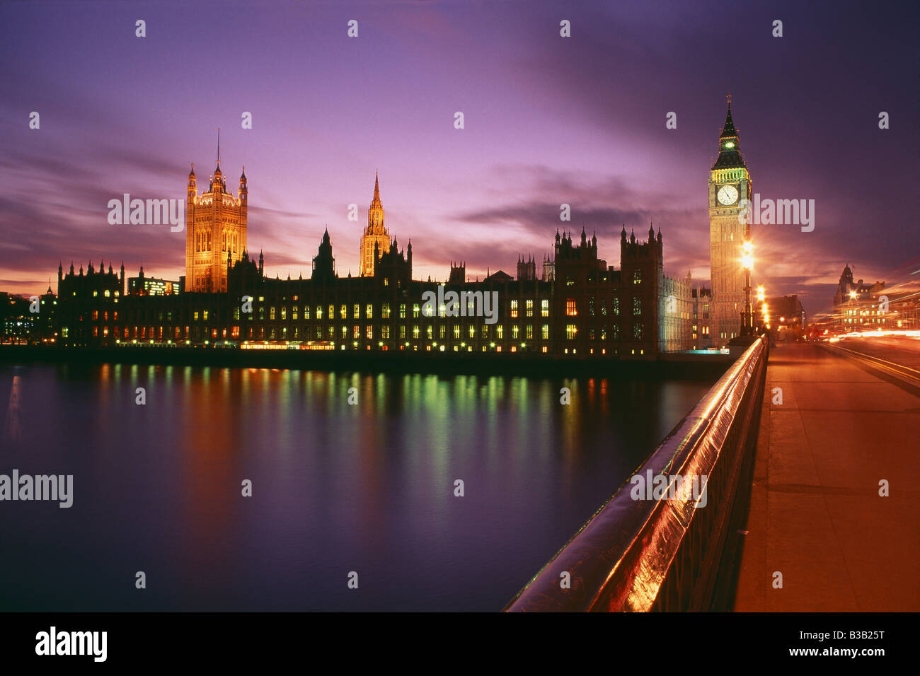 La Casa del Parlamento e il Big Ben e il Palazzo di Westminster di notte, Londra, Inghilterra, Regno Unito Foto Stock