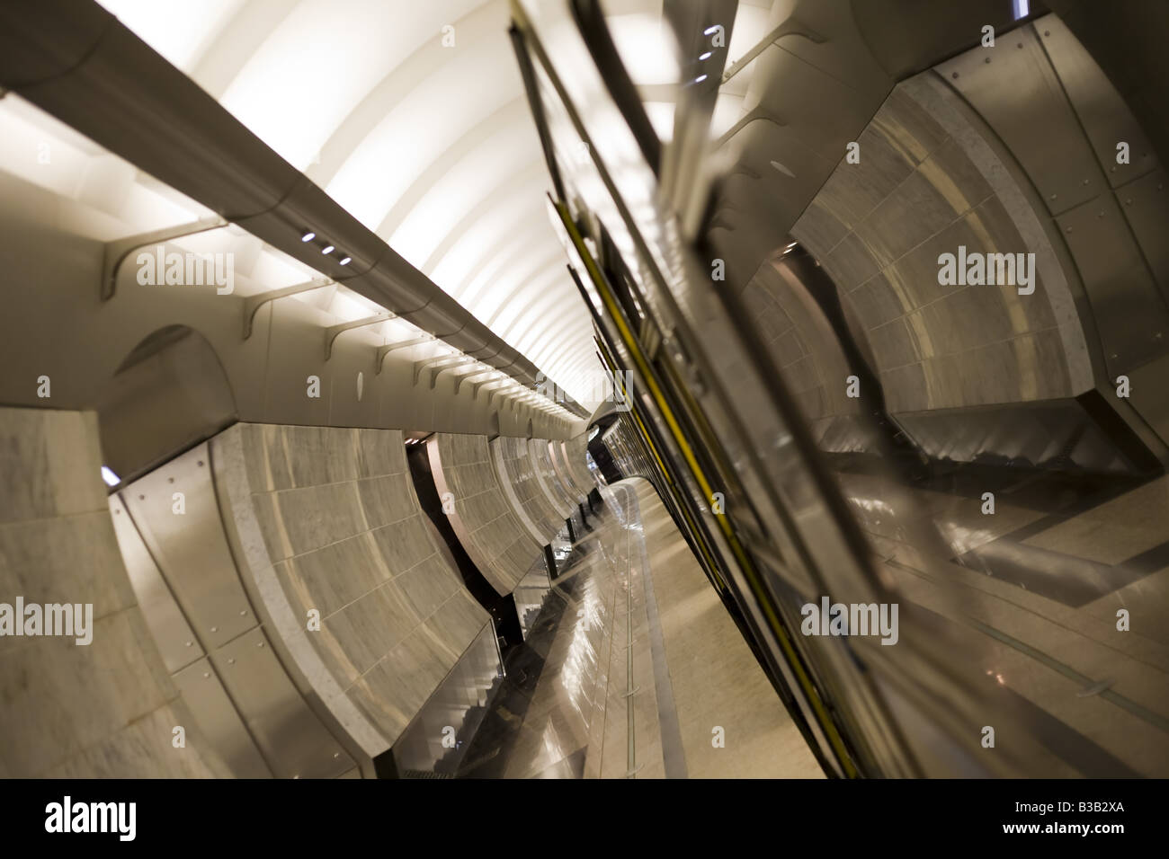 Una vista prospettica di una delle stazioni della metropolitana di Mosca, Russia. La riflessione del treno forme grandi linee con le pareti. Foto Stock