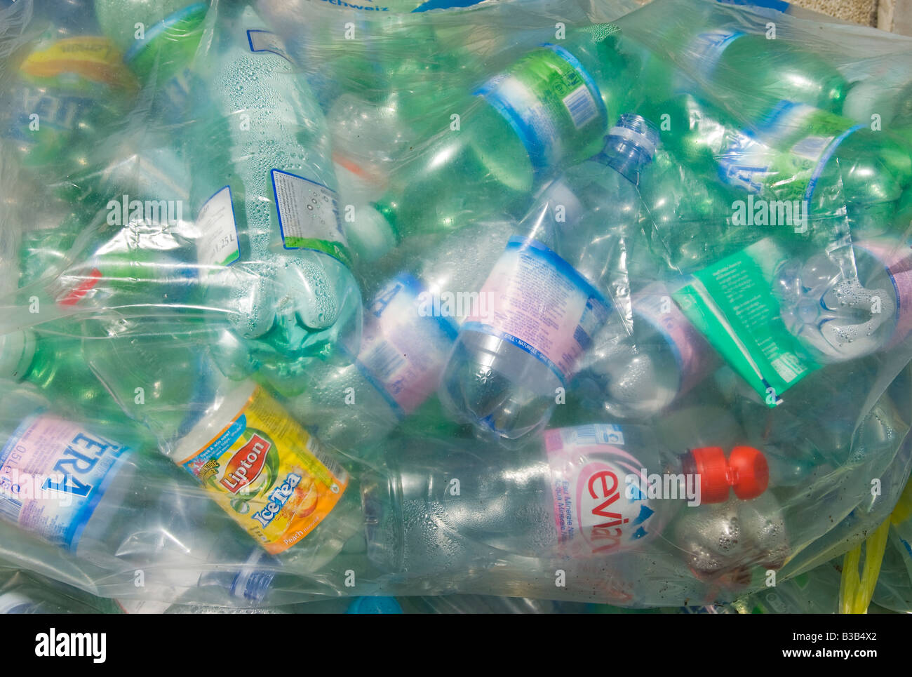 Le bottiglie di plastica per il riciclaggio Foto Stock