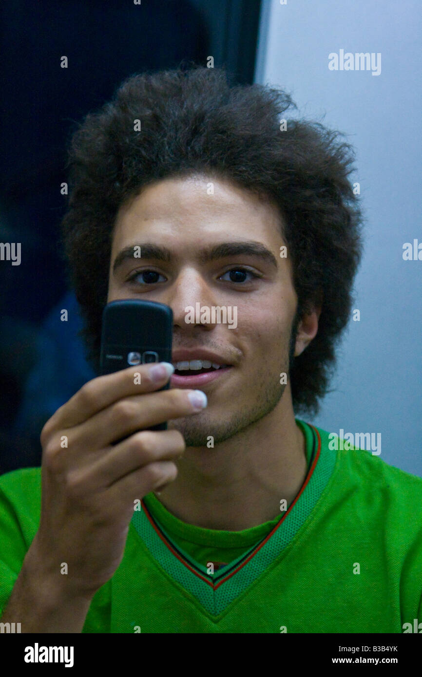 Giovane uomo iraniano usando un Digial fotocamera cellulare a Teheran in Iran Foto Stock