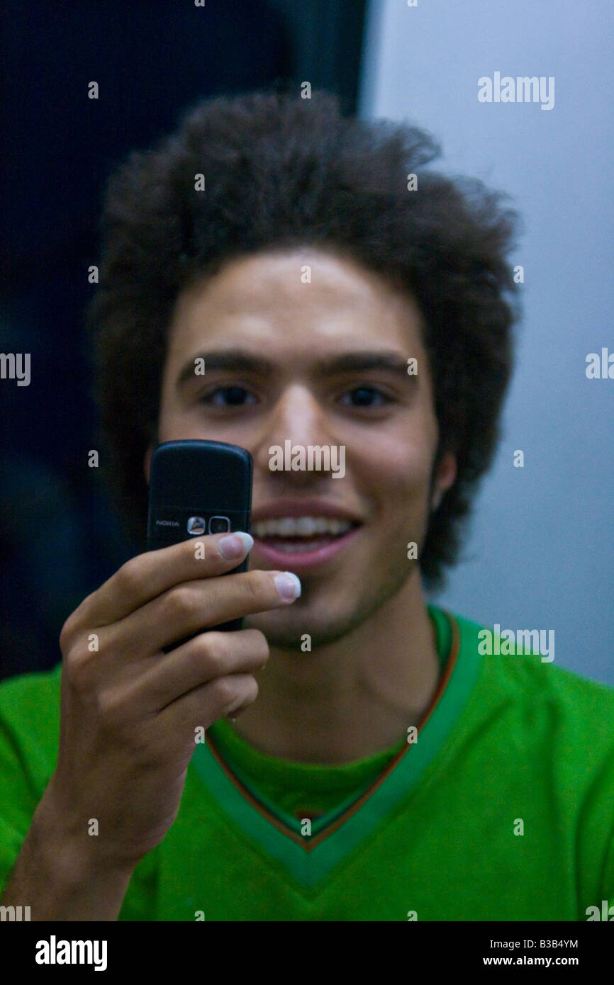 Giovane uomo iraniano usando un Digial fotocamera cellulare a Teheran in Iran Foto Stock