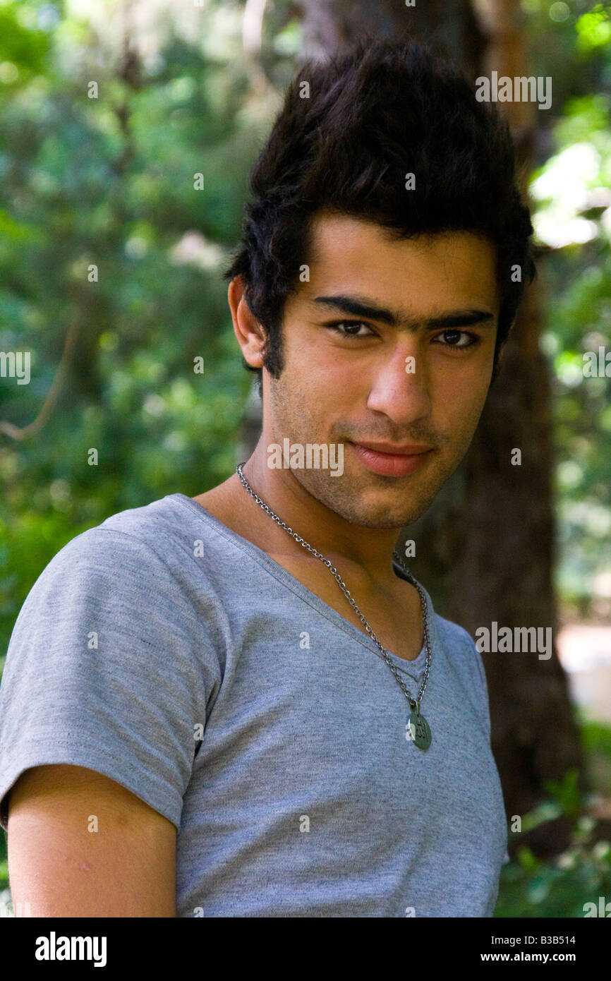 Giovane uomo iraniano nel Parco Jamshidiyeh a Teheran in Iran Foto Stock