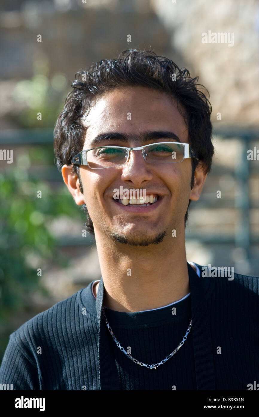 Giovane uomo iraniano nel Parco Jamshidiyeh a Teheran in Iran Foto Stock
