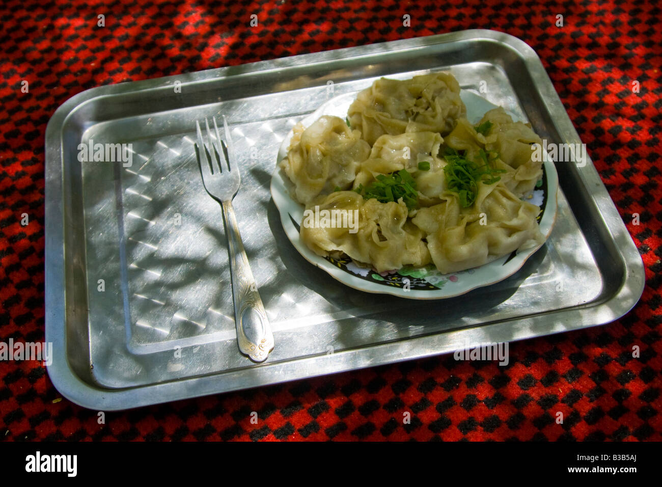 Agnello Manti o gnocchi in un piccolo ristorante sul ciglio della strada nel Wakhan Valley in Tagikistan Foto Stock