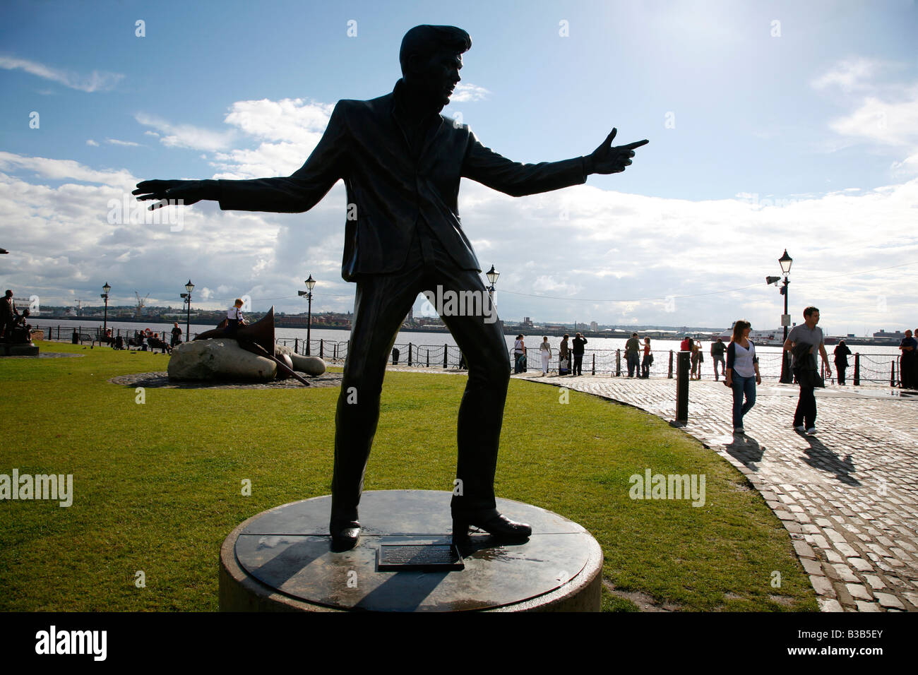 Luglio 2008 - La statua di Billy Fury da Albert Dock e il fiume Merseyside Liverpool England Regno Unito Foto Stock