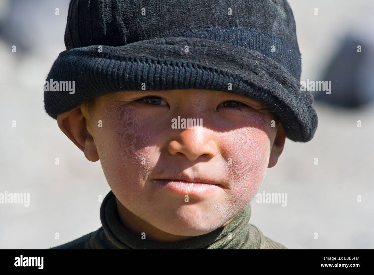 Etnicamente ragazzo del Kirghizistan nel villaggio Jalang nel Pamirs in Tagikistan Foto Stock