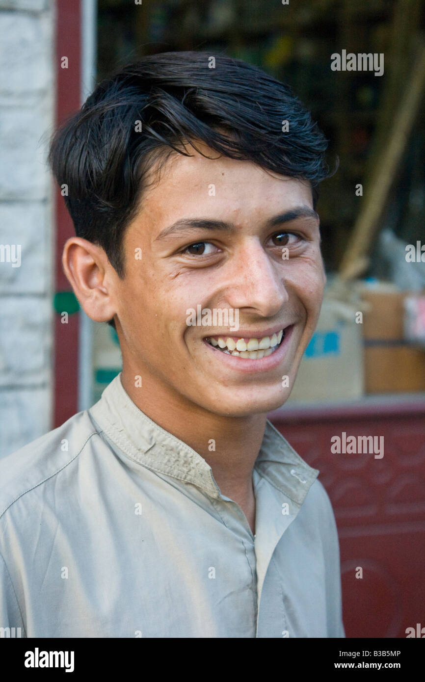 Giovane uomo in Gilgit nel nord del Pakistan Foto Stock