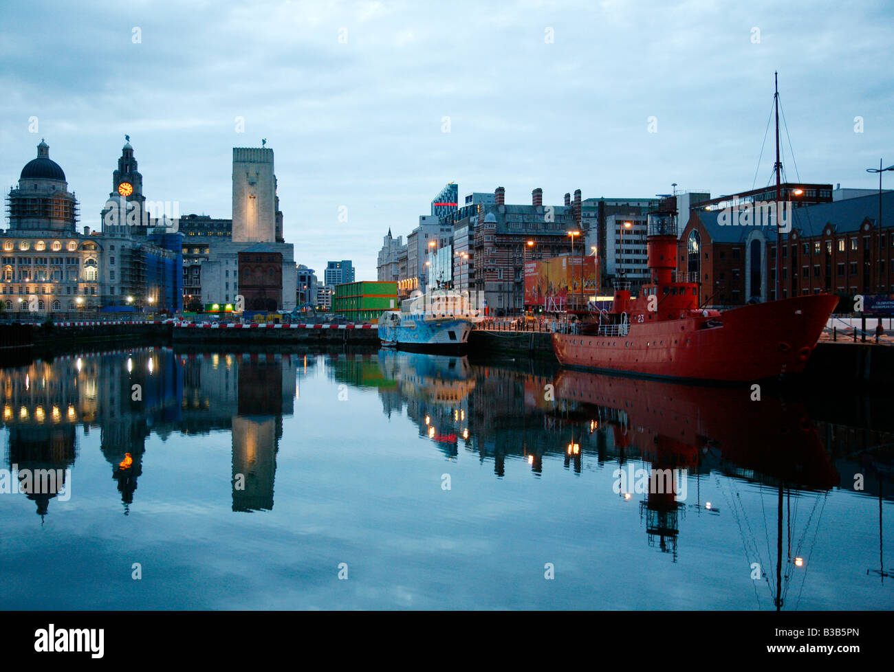 Luglio 2008 - La luce rossa di nave al dock di inscatolamento accanto ad Albert Dock con il Liver Building in background Liverpool England Foto Stock