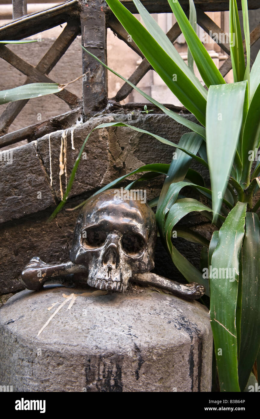 Il Teschio e Ossa Croce su colonna di pietra di fronte a Santa Maria delle Anime del Purgatorio ad Arco Foto Stock