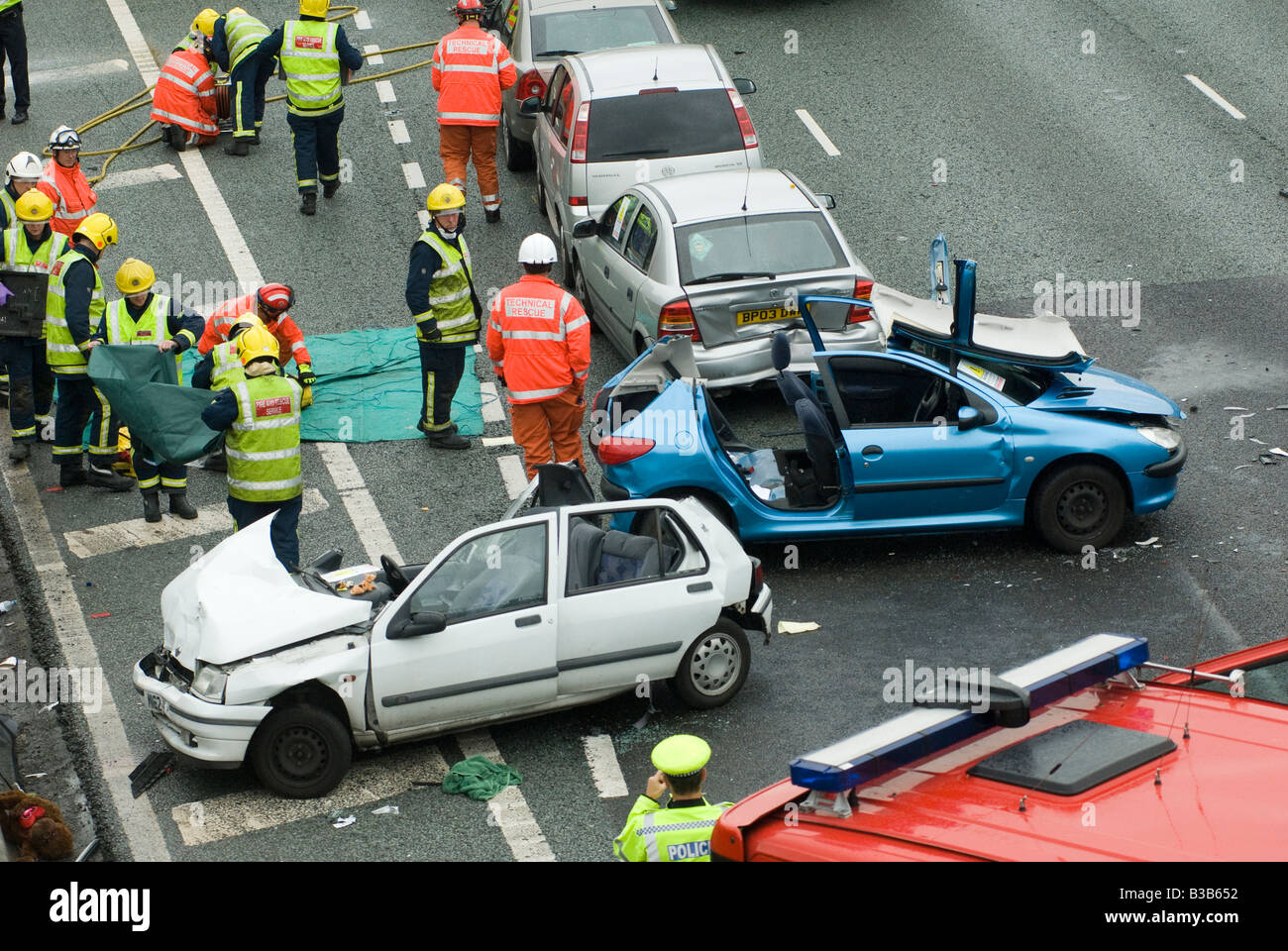 Servizi di emergenza che frequentano un brutto incidente stradale sulla autostrada m1 nelle Midlands, Regno Unito Foto Stock