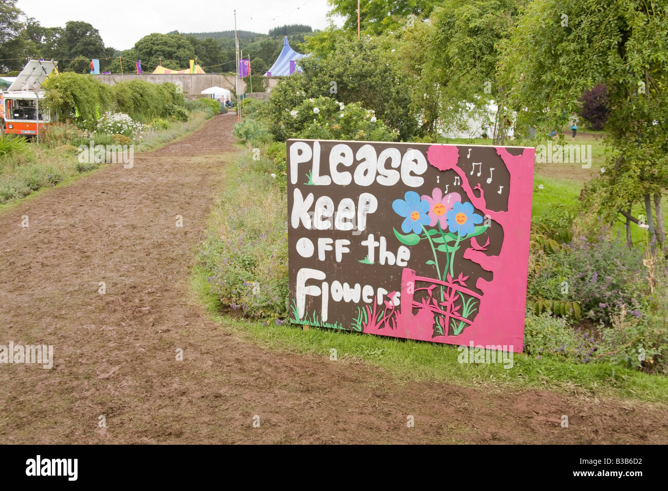 Si prega di mantenere spento il segno di fiori all'Greenman festival 2008 Glanusk Park Brecon Beacons Galles U K Foto Stock
