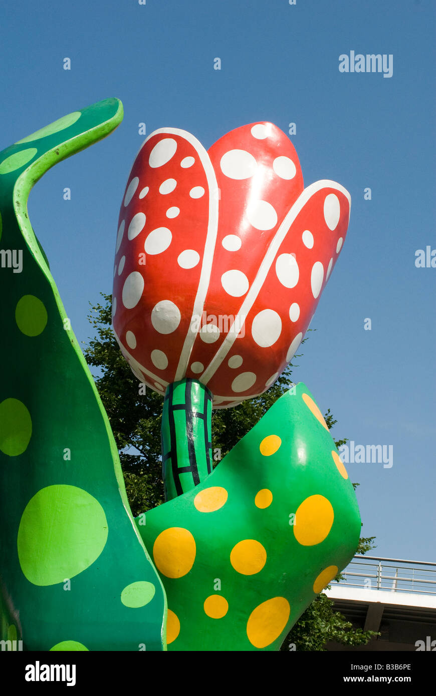 Scultura di tulipani Shangri-la dell'artista giapponese Yayoi Kusama nella città francese di Lille, Francia. Foto Stock