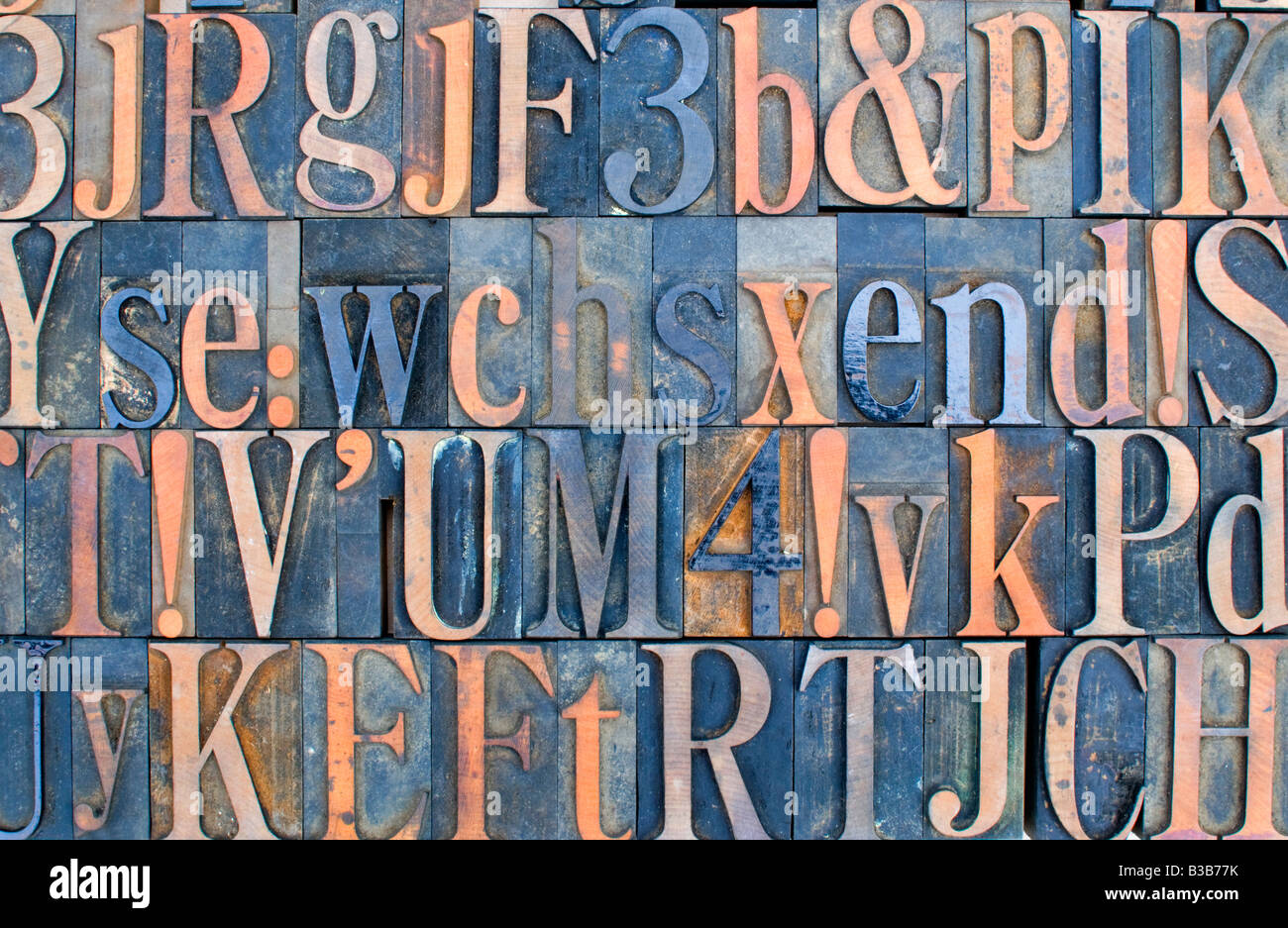 Una selezione di legno vecchia tipografia lettere maiuscole. Foto Stock