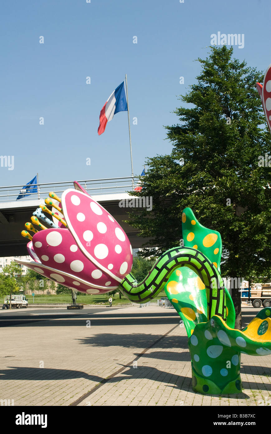 Scultura di tulipani Shangri-la dell'artista giapponese Yayoi Kusama nella città francese di Lille, Francia. Foto Stock