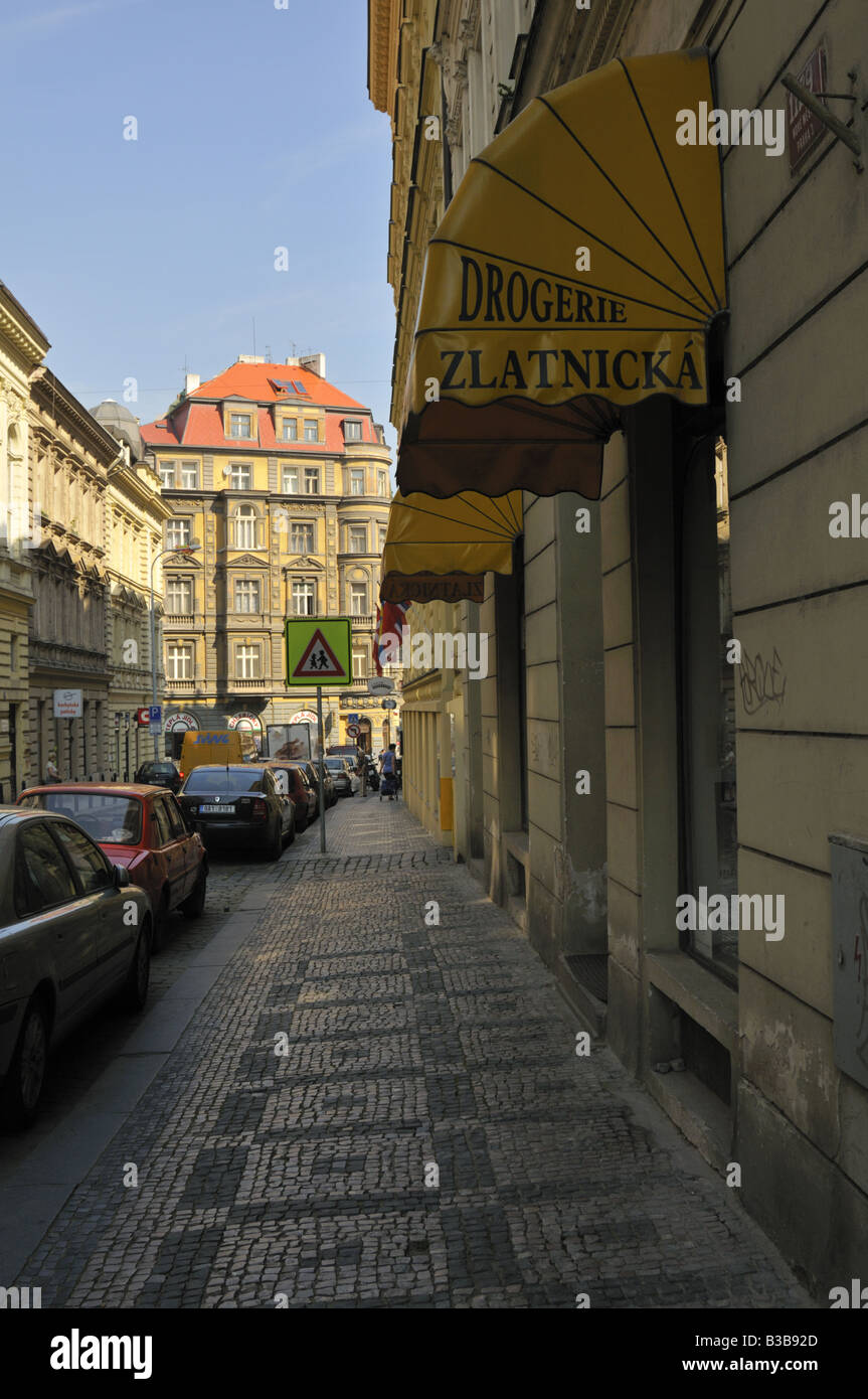 Modellato pavimentazione in ciottoli di Zlatnicka street a Praga Foto Stock