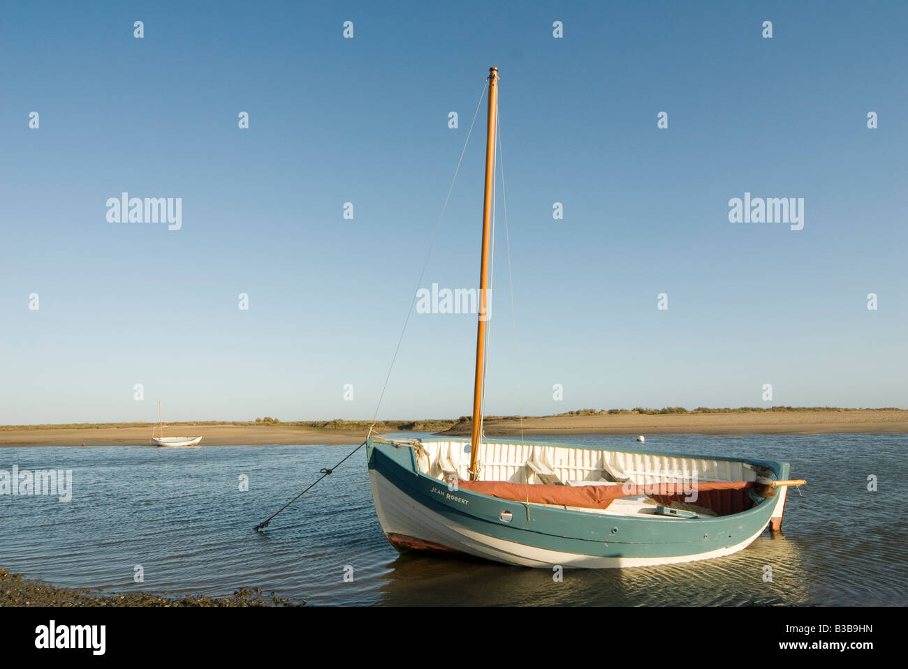 Barca a vela sul fiume in Norfolk East Anglia uk Foto Stock