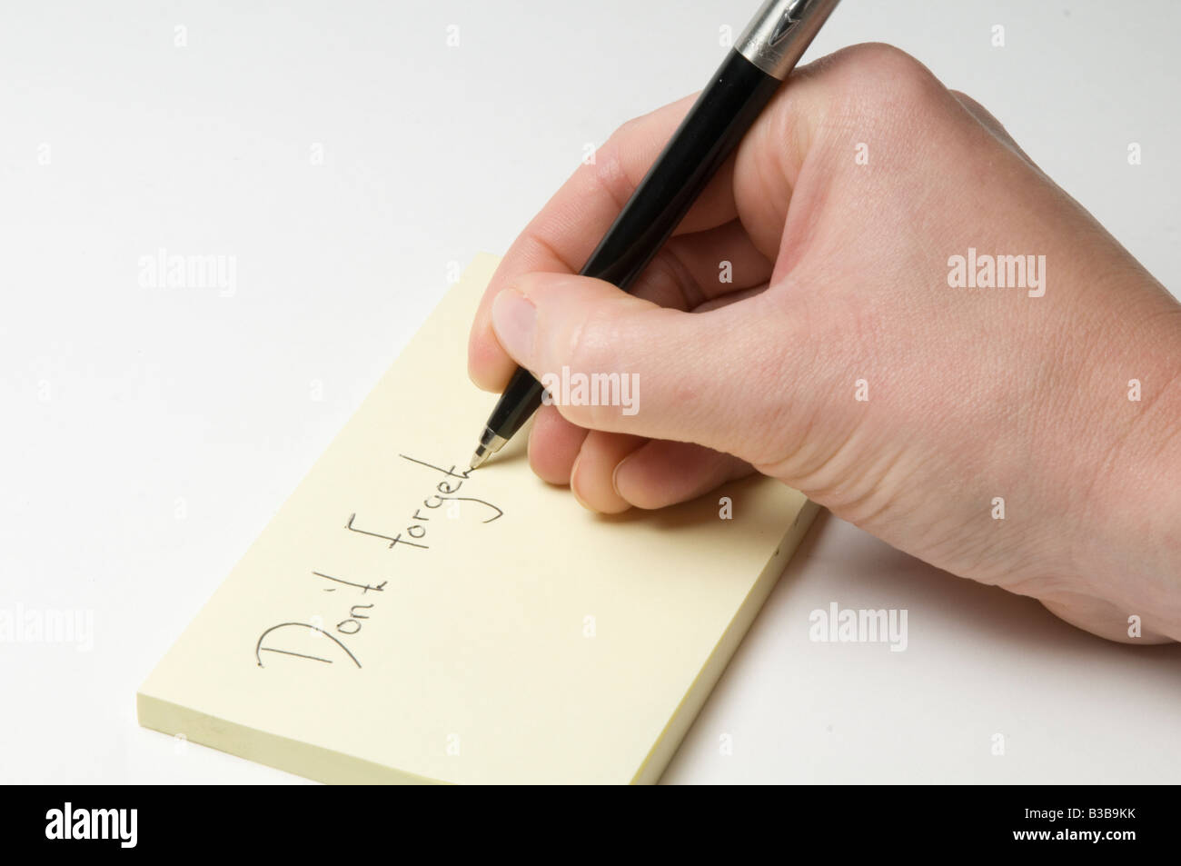 Post-it notes carta penna per annotare jotter notepad promemoria non dimenticare smemorati nota mentale notebook scrivere la scrittura in uscita Foto Stock