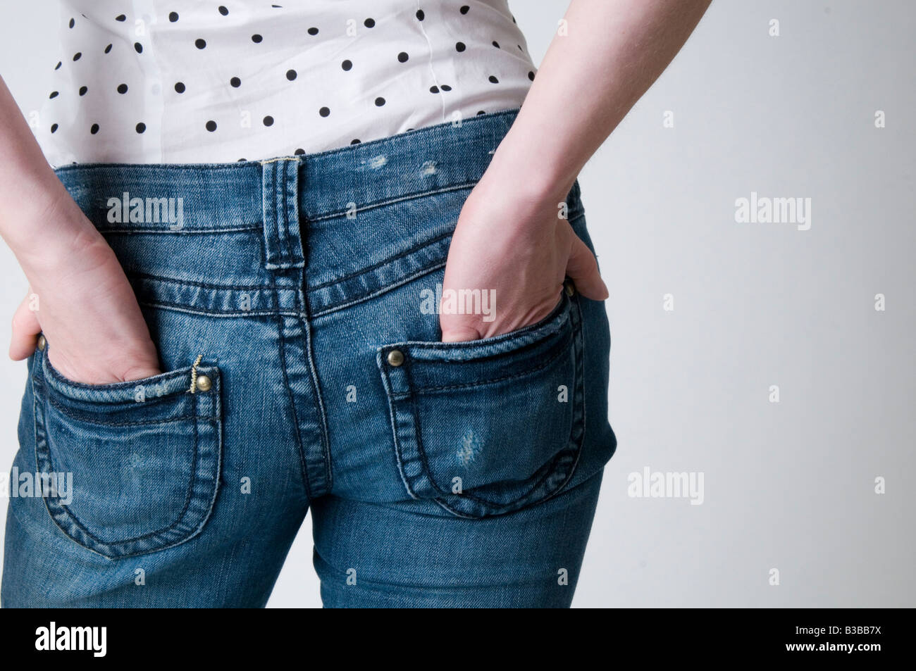 Stretto blue jeans denim bum ass culo mani in tasca donna che indossa abiti  di materiale di abbigliamento figura hugingtight blue jeans denim Foto  stock - Alamy