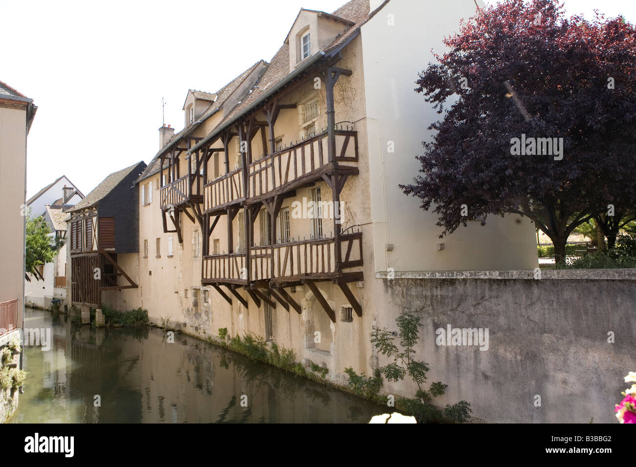 Vista della vecchia struttura di legno edificio in Montargis, Francia dal ponte Foto Stock