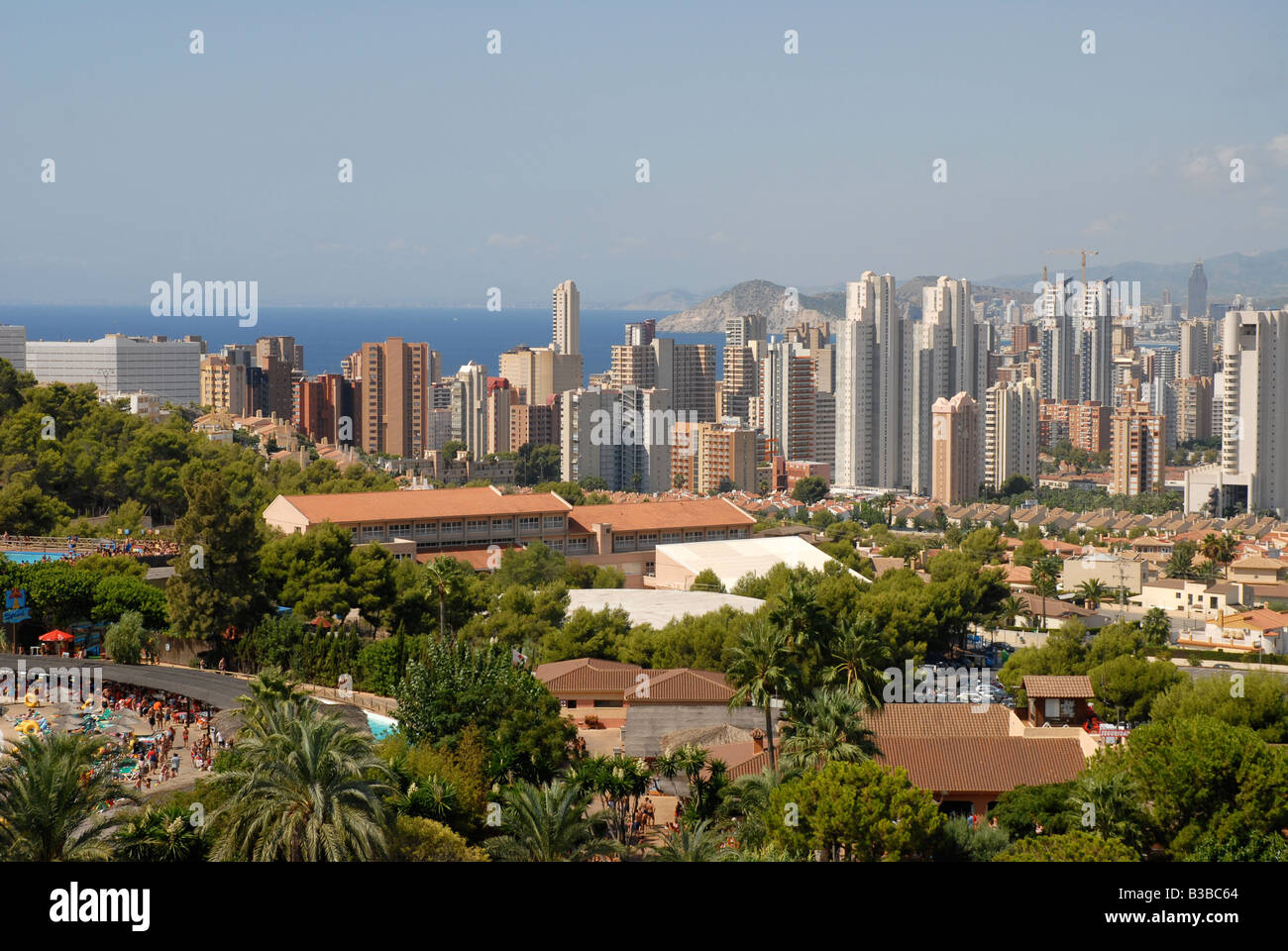 Parco acquatico Aqualandia e Benidorm skyline da Mundomar, Benidorm, Alicante provincia, Comunidad Valenciana, Spagna Foto Stock