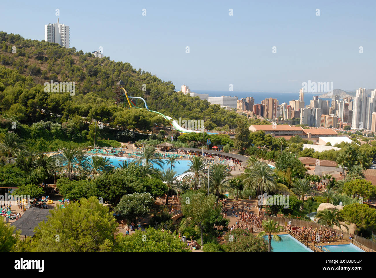 Parco acquatico Aqualandia e Benidorm skyline da Mundomar, Benidorm, Alicante provincia, Comunidad Valenciana, Spagna Foto Stock