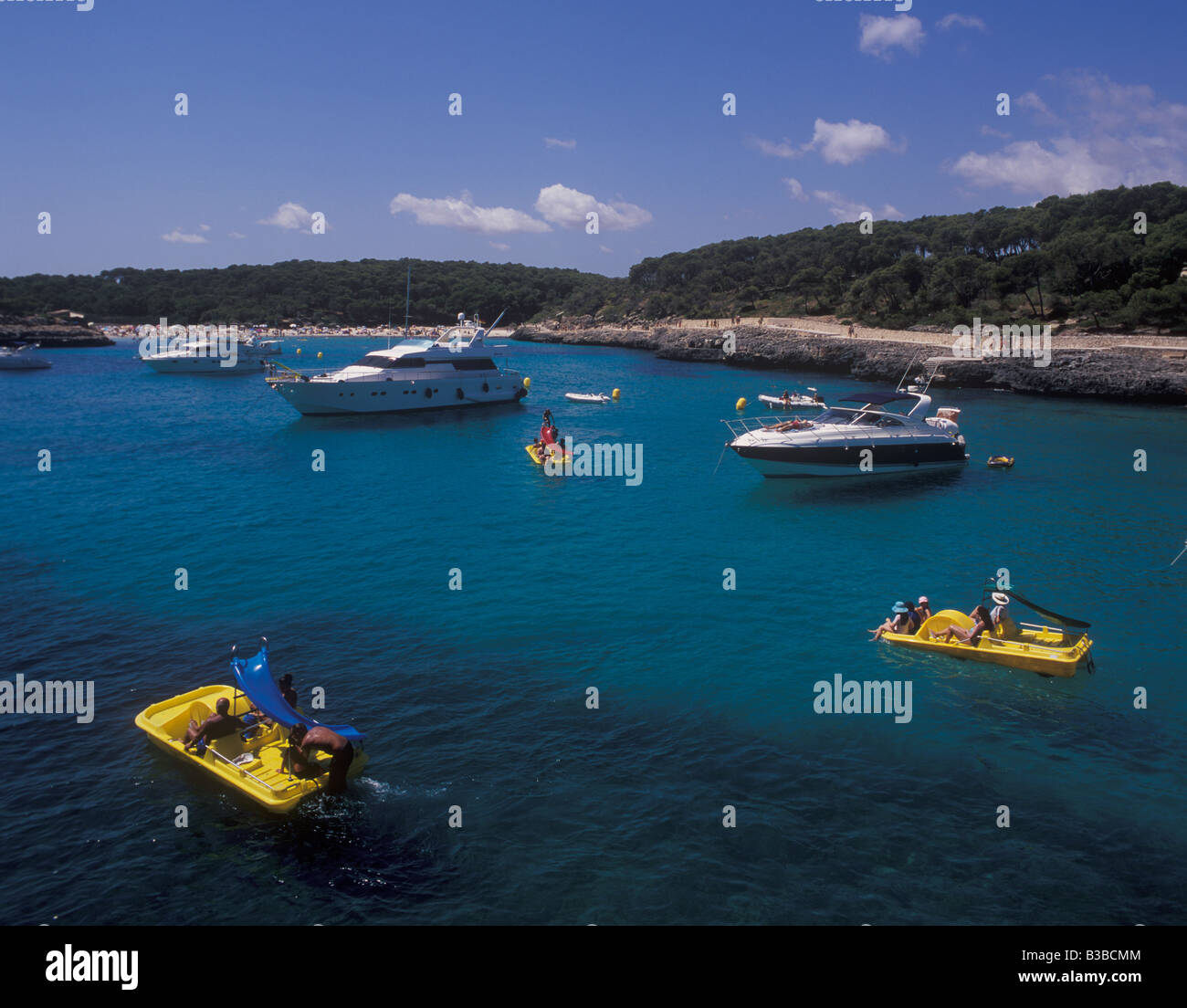 Scena in Cala Mondrago - Imbarcazioni al di ancoraggio + s'Amarador beach - vicino a Porto Petro / Cala D'Or, costa orientale di Mallorca. Foto Stock