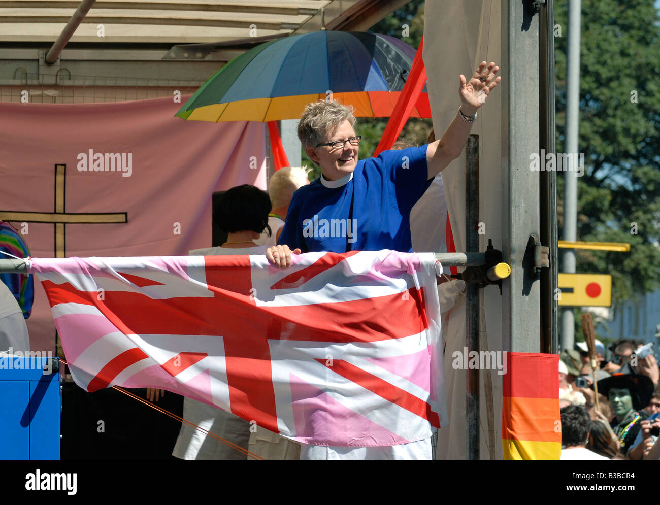 Il ministro Gay con rosa bandiera europea celebrando presso il Gay Pride Parade di Brighton Regno Unito Foto Stock