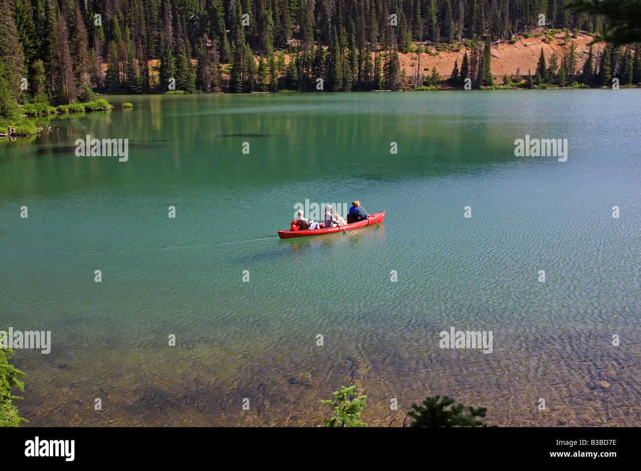 Una canoa e una vista del diavolo s lago lungo la cascata Autostrada dei Laghi nei pressi di curvatura Oregon Foto Stock