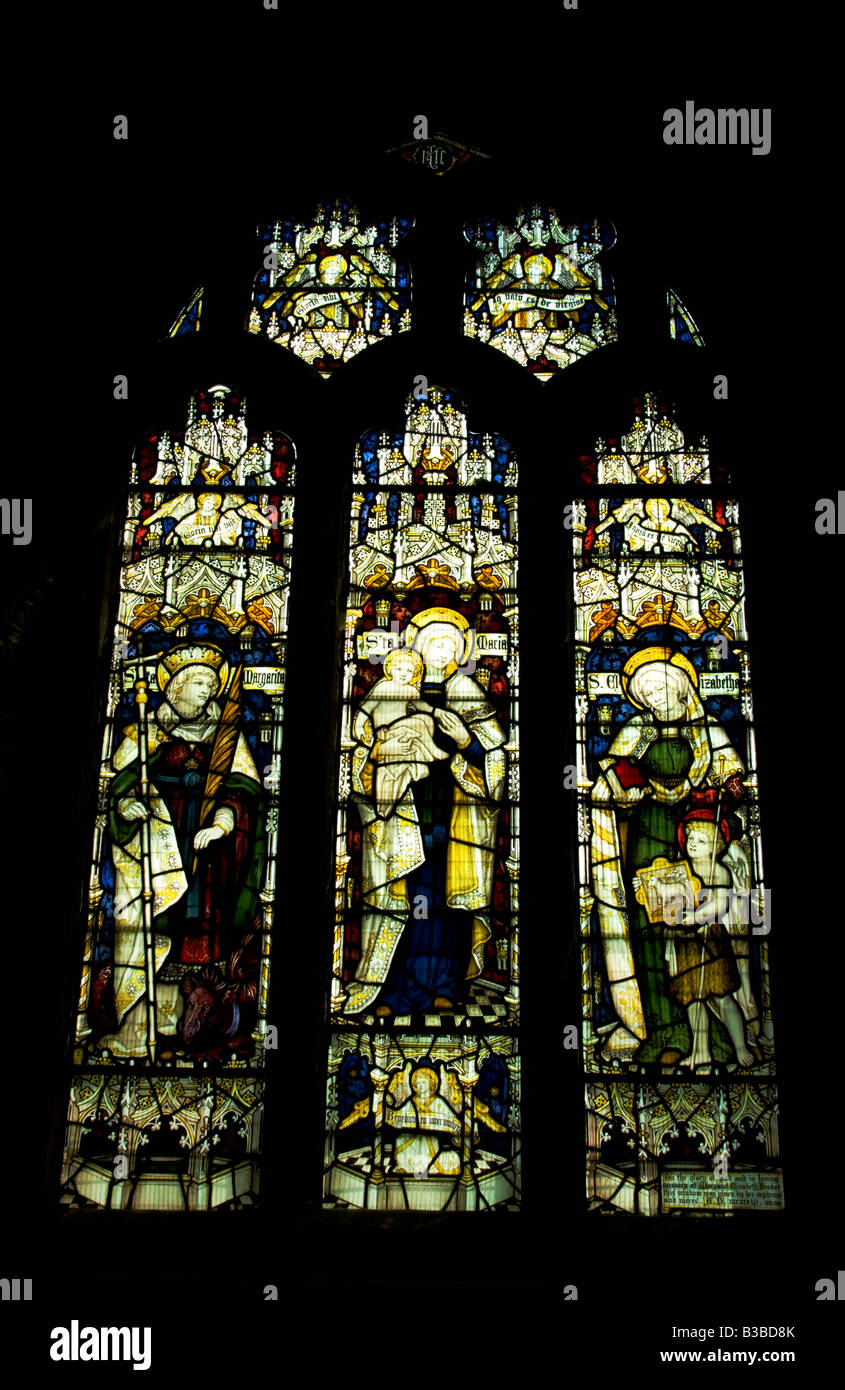 Una finestra a tre lancette luminose posta nella chiesa del 13th secolo di St.George Woolhope Herefordshire UK. Luglio 2008 Foto Stock