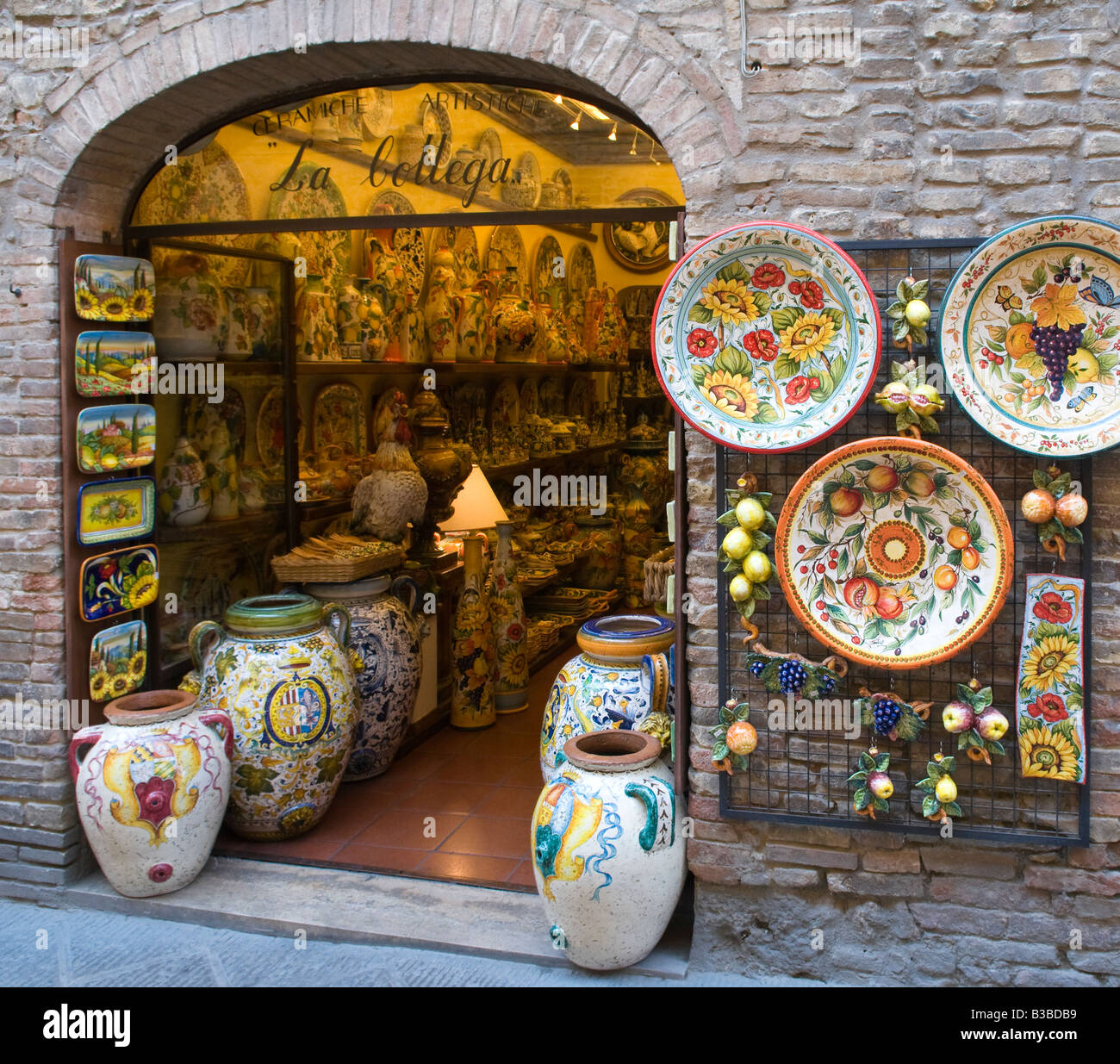 Negozio di ceramiche in San Gimignano, Valle de Orcia, Toscana, Italia Foto Stock