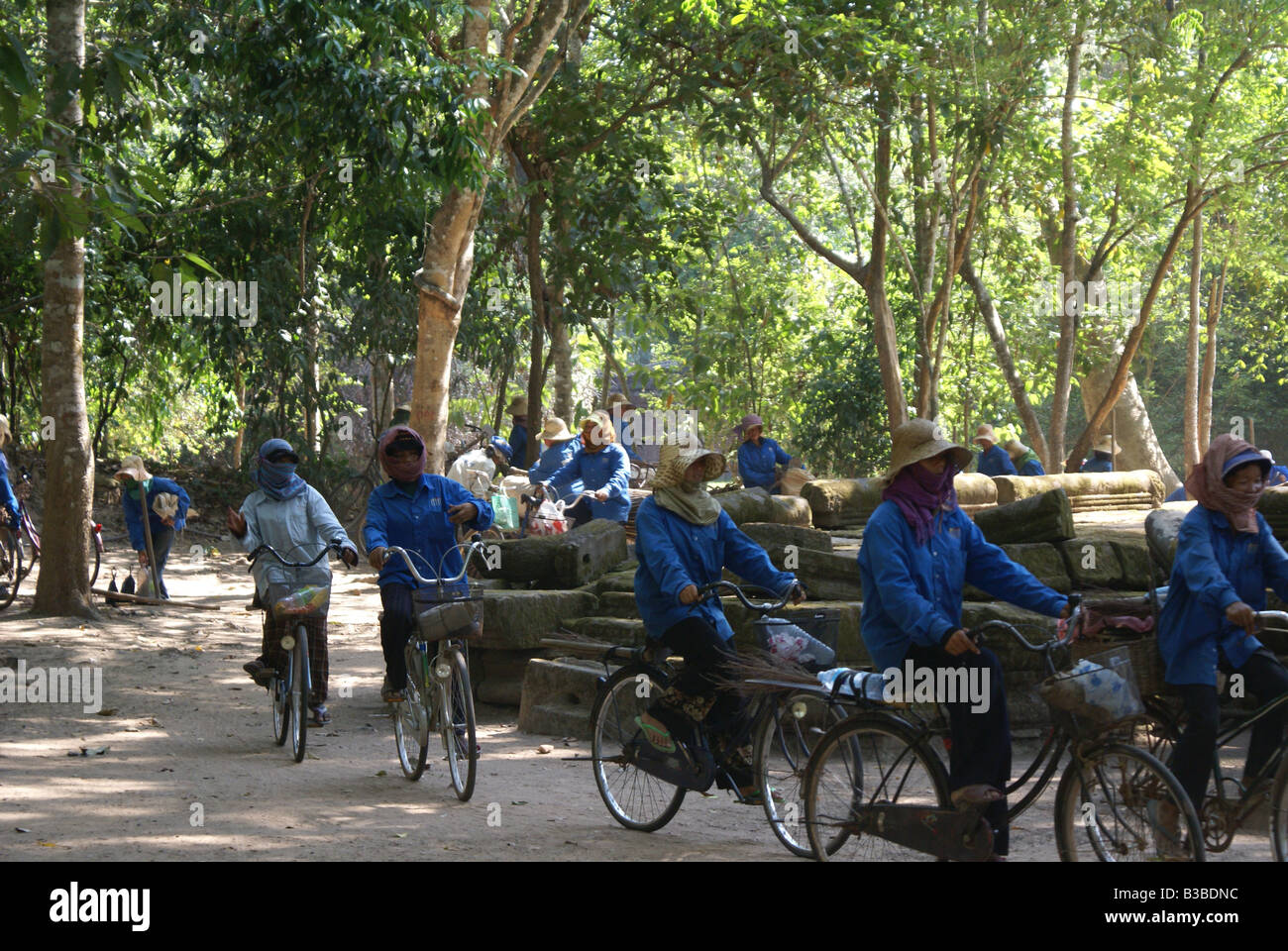 Lavoratori cambogiani escursioni in bicicletta attraverso il tempio motivi Foto Stock