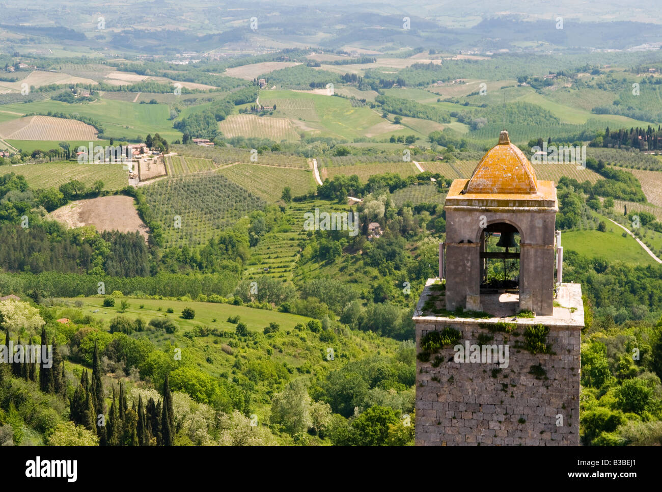 Vedute della valle e un'altra torre dalla Torre Grossa, San Gimignano, Valle de Orcia, Toscana, Italia Foto Stock