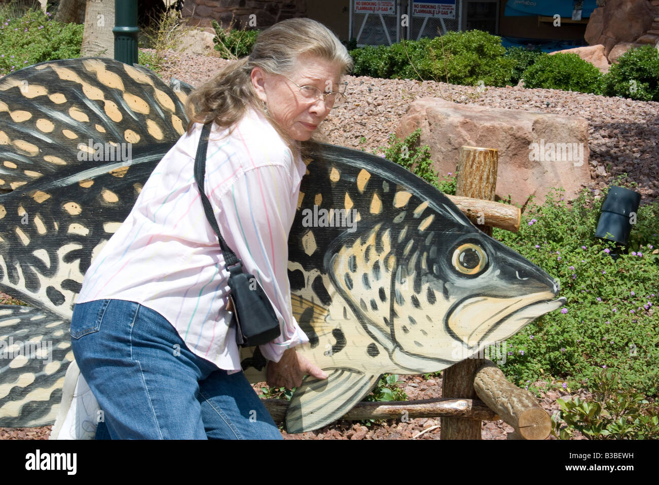 Donna è divertente con banco di pesce Foto Stock