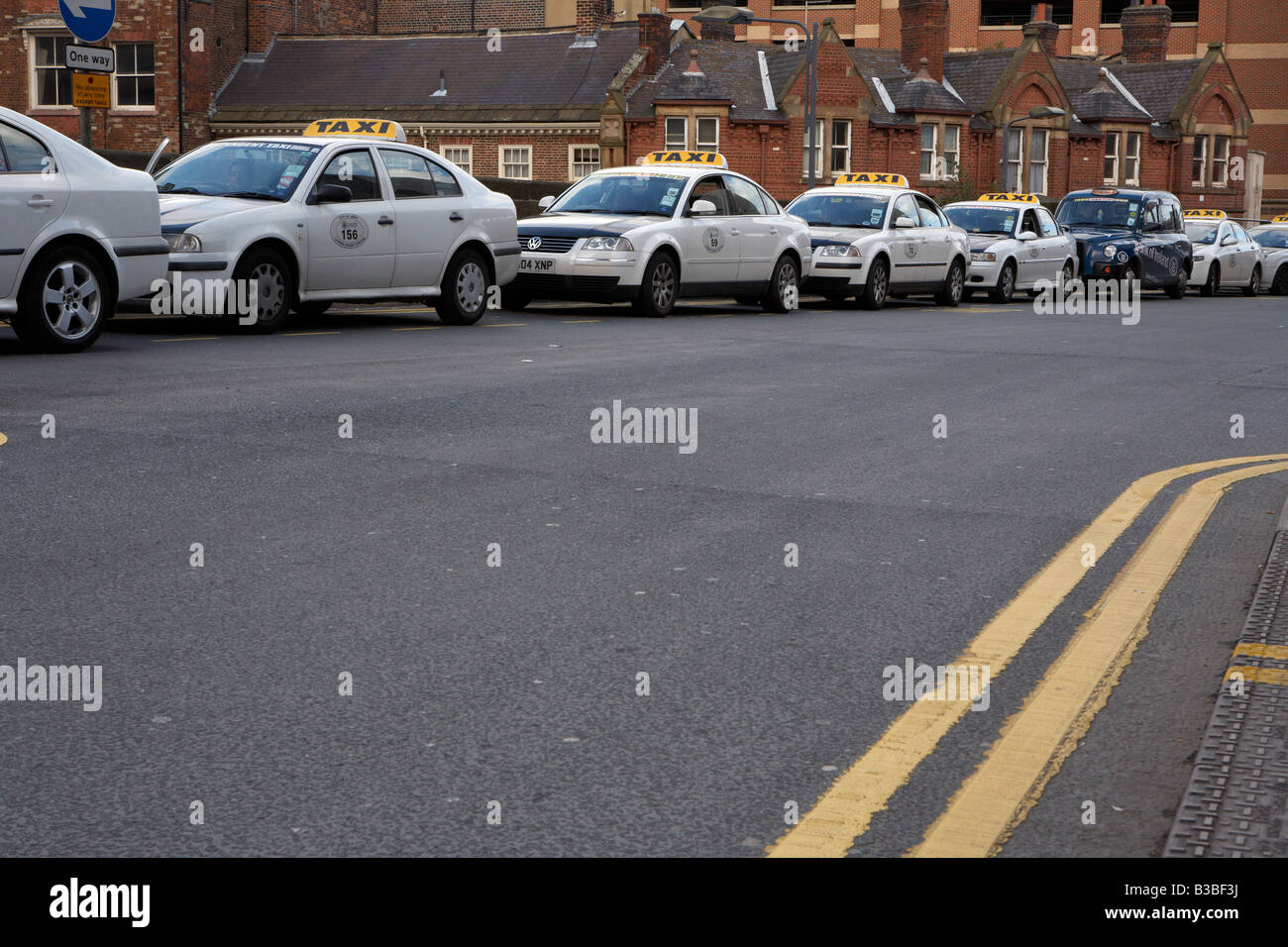 La cue di nero e di bianco i taxi. Foto Stock
