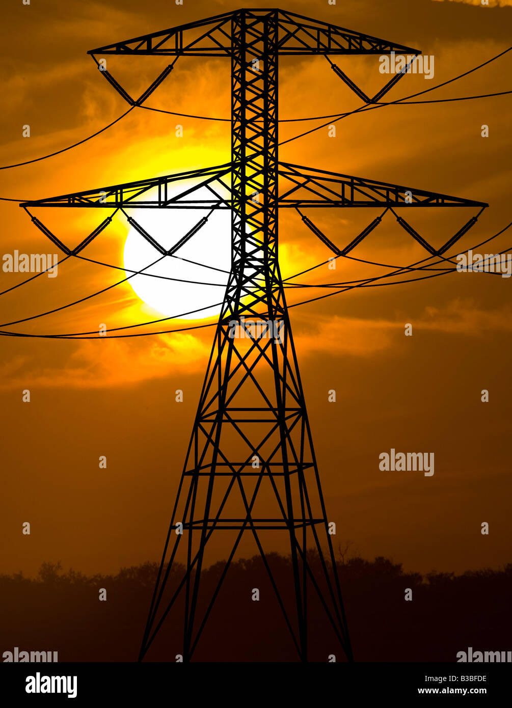 Potenza di trasmissione di una torre di linea al tramonto Foto Stock