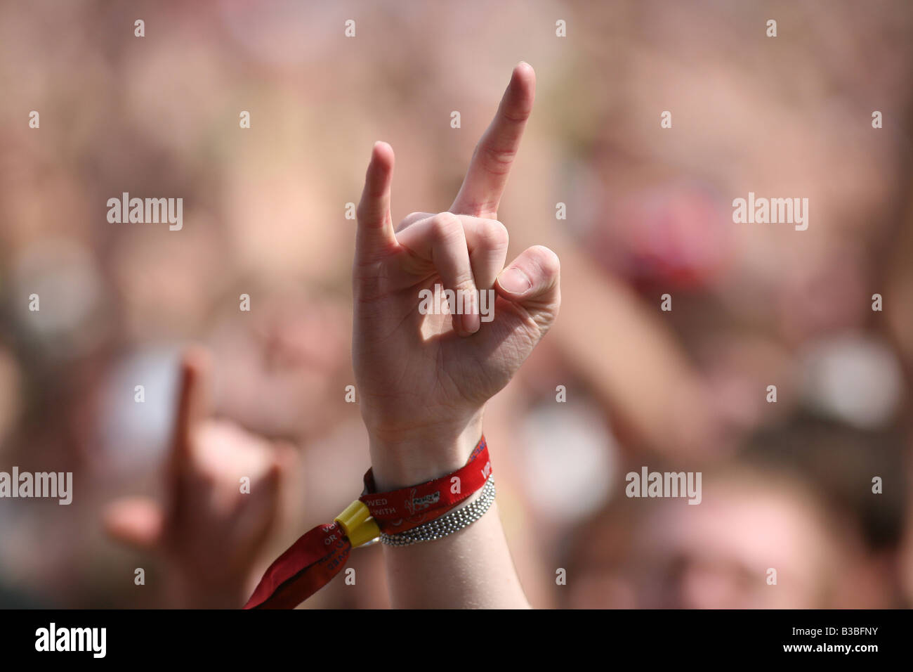Le mani in mezzo alla folla al V Festival di Hylands Park a Chelmsford Essex Foto Stock