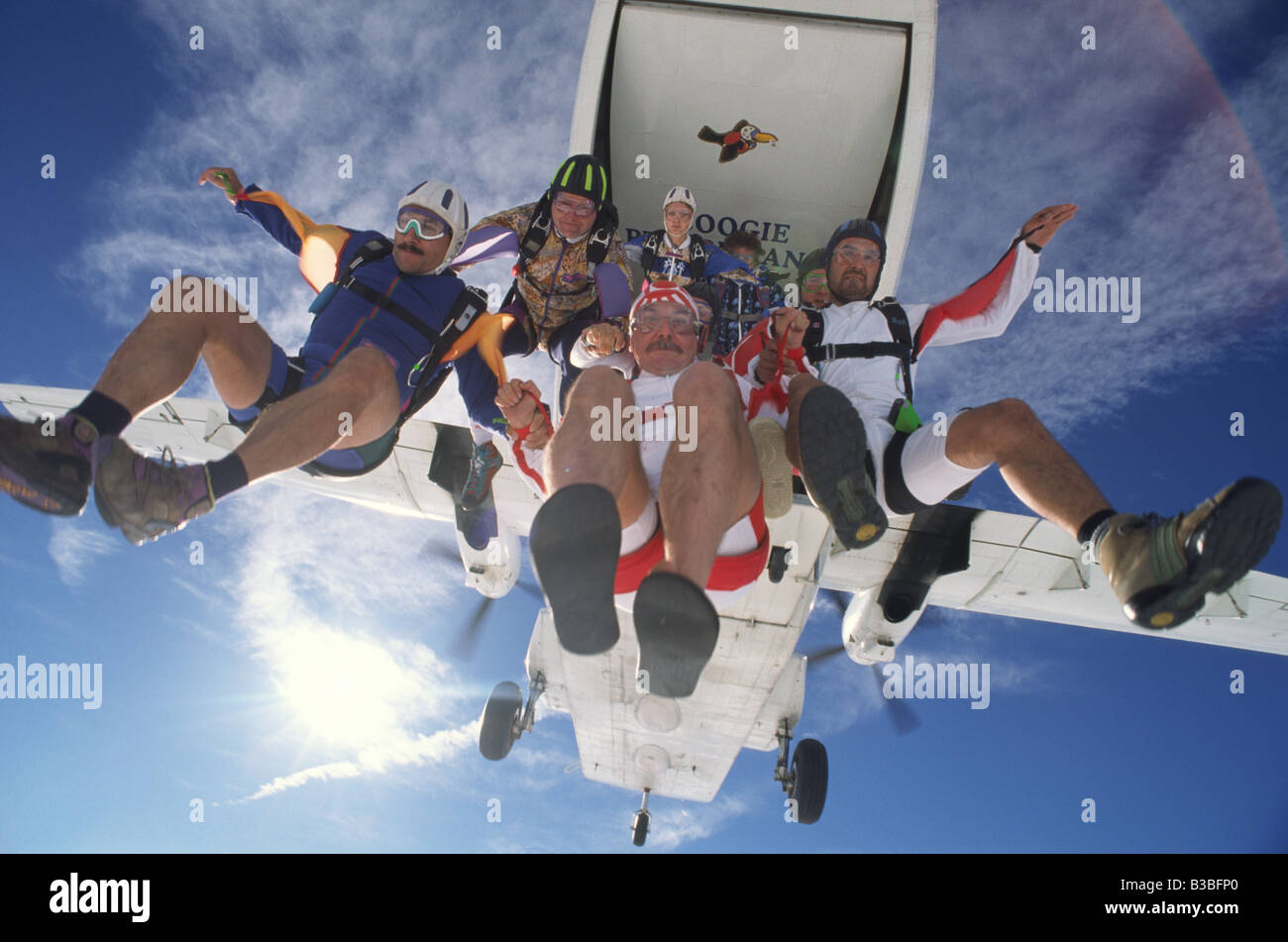 Un mazzetto di Skydivers uscire un aeromobile Skyvan attraverso il suo portellone Foto Stock Un mazzetto di Skydivers uscire un aeromobile Skyvan attraverso il suo portellone Foto Stock